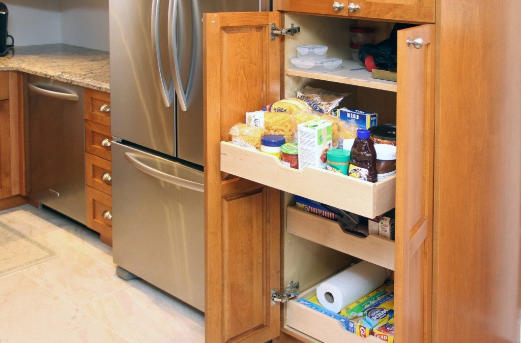 Pull-out organizer drawers