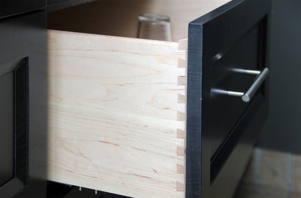 The usual structural detail and quality applies with solid wood drawer construction and dovetail joints!