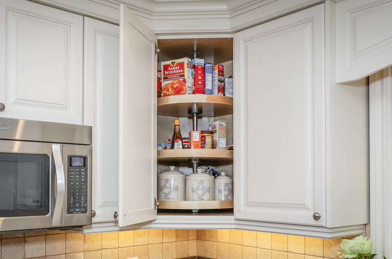 Traditional-Maple-Kitchen-White-upper-Corner-Cupboard