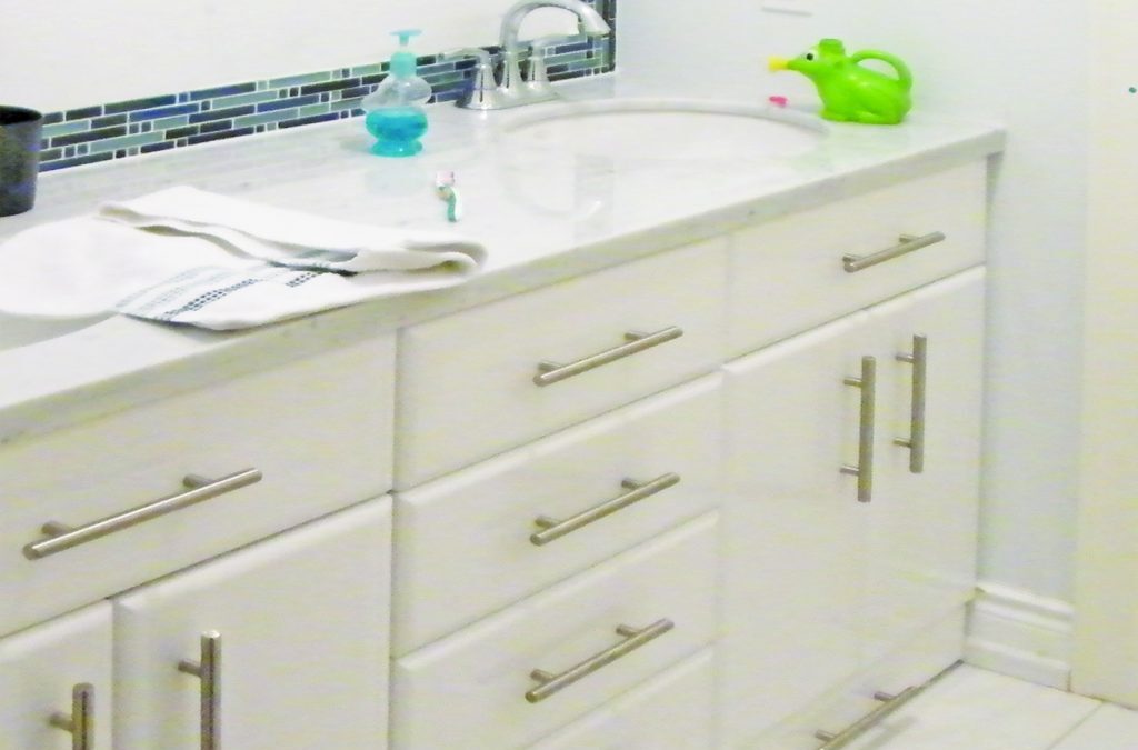 Double sink vanity with centre drawer column